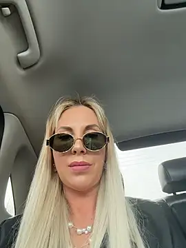 Snapshot of LisaMurr chatting on 04.22.26 LisaMurr online show from 04.22.26