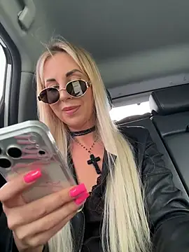 Snapshot of LisaMurr chatting on 04.24.26 LisaMurr online show from 04.24.26