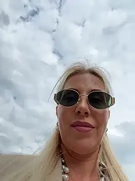 Snapshot of LisaMurr chatting on 05.12.26 LisaMurr online show from 05.12.26