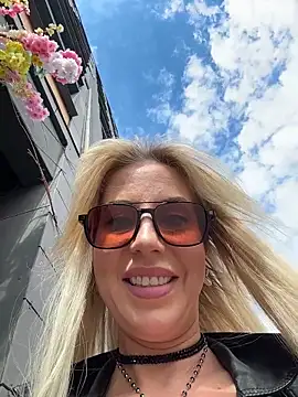 Snapshot of LisaMurr chatting on 05.22.26 LisaMurr online show from 05.22.26