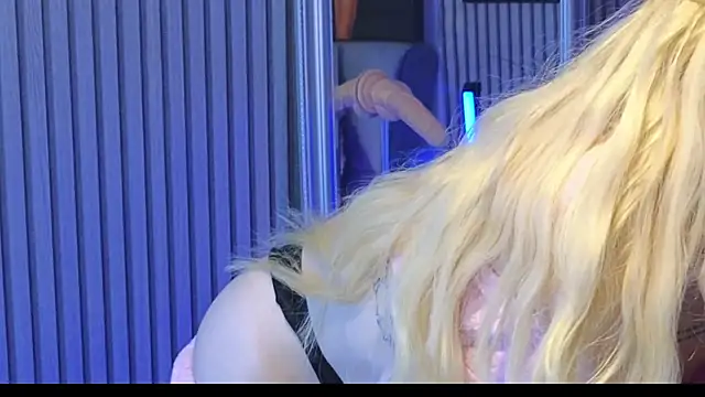 Snapshot of KarmaArms chatting on 04.13.26 KarmaArms online show from 04.13.26