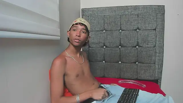 Snapshot of Little_Twink19x chatting on 02.25.26 Little Twink19x online show from 02.25.26