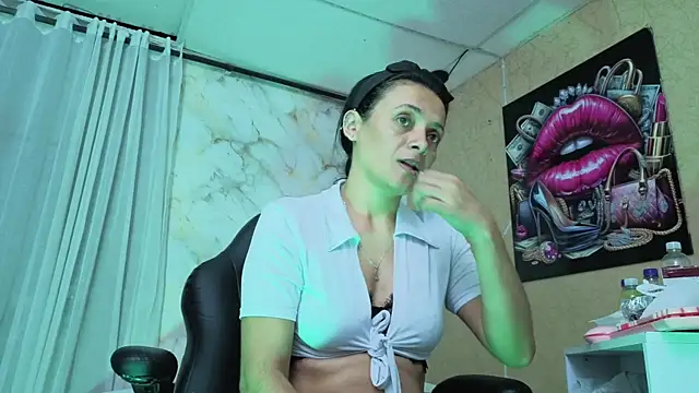 QueenSallyDesire online show from 04.13.26