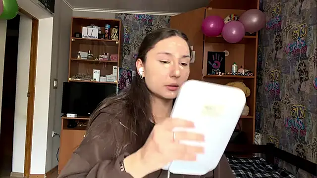 Snapshot of poly_princess chatting on 02.26.26 poly princess online show from 02.26.26