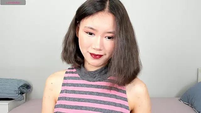 Snapshot of Kiraeko chatting on 05.15.26 Kiraeko online show from 05.15.26