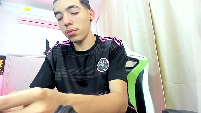 Snapshot of Bad_bunnyy_ chatting on 02.21.26 Bad bunnyy online show from 02.21.26