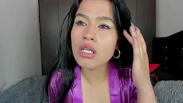 LatinaQueen23 online show from 06.23.26