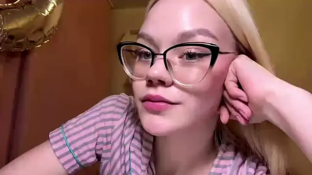 MiaCashe online show from 04.16.26