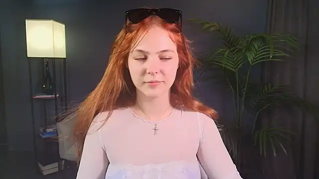Snapshot of Elle_Funning chatting on 06.25.26 Elle Funning online show from 06.25.26