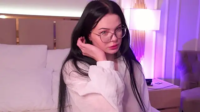 Snapshot of CindyMil chatting on 05.17.26 CindyMil online show from 05.17.26