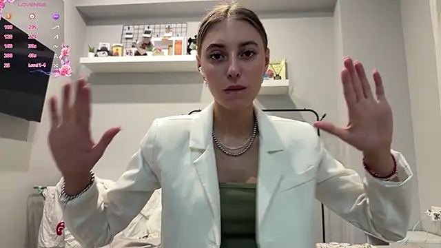 Snapshot of selena_favn chatting on 06.17.26 selena favn online show from 06.17.26