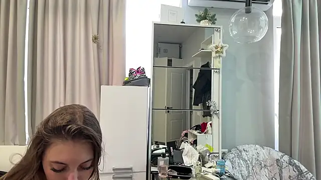 Snapshot of selena_favn chatting on 06.25.26 selena favn online show from 06.25.26