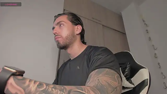 Snapshot of Axel__Blaze chatting on 04.22.26 Axel Blaze online show from 04.22.26