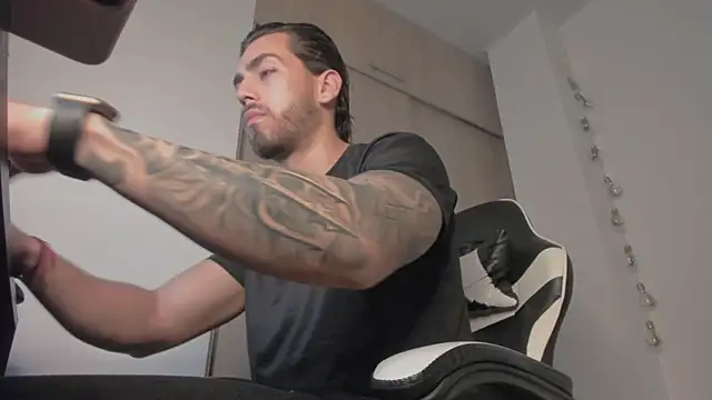 Snapshot of Axel__Blaze chatting on 04.23.26 Axel Blaze online show from 04.23.26