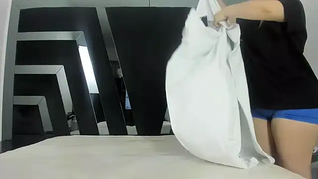 Nikol Lopez  online show from 04.13.26