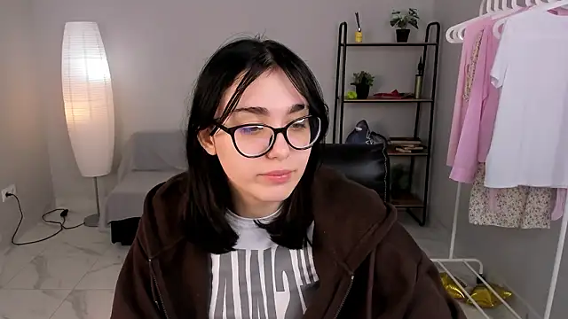 Snapshot of Bell_Menis chatting on 03.17.26 Bell Menis online show from 03.17.26