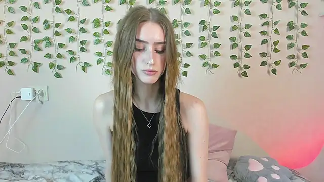 Snapshot of EllieRough chatting on 06.15.26 EllieRough online show from 06.15.26