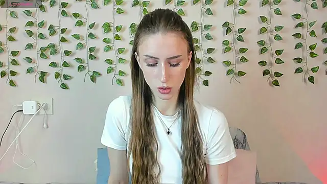 Snapshot of EllieRough chatting on 06.18.26 EllieRough online show from 06.18.26