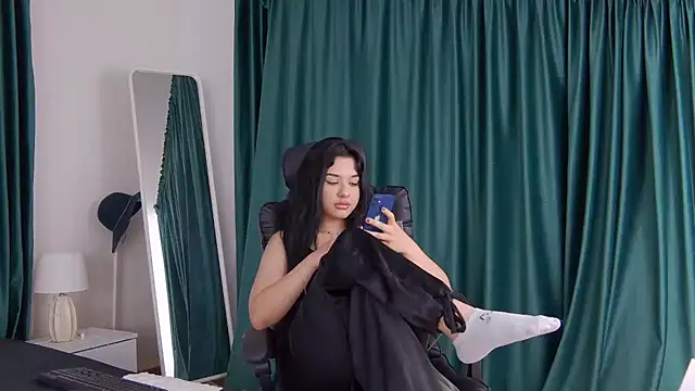 Snapshot of MissNaomiBelle chatting on 06.20.26 MissNaomiBelle online show from 06.20.26
