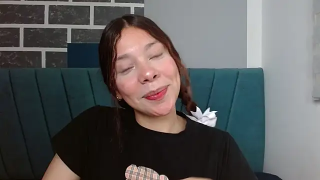 Snapshot of Sweet_kitty_05 chatting on 05.05.26 Sweet kitty 05 online show from 05.05.26