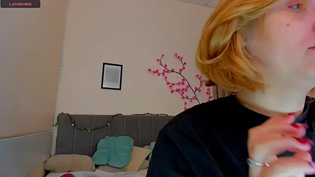 Snapshot of DellaRows chatting on 05.04.26 DellaRows online show from 05.04.26