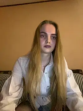 Snapshot of LunaVey chatting on 03.29.26 LunaVey online show from 03.29.26