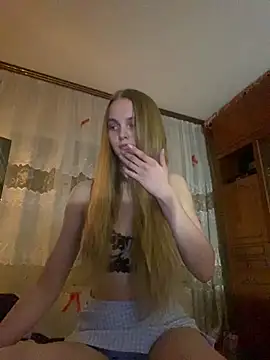 Snapshot of LunaVey chatting on 04.09.26 LunaVey online show from 04.09.26