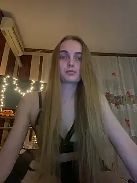 Snapshot of LunaVey chatting on 05.12.26 LunaVey online show from 05.12.26