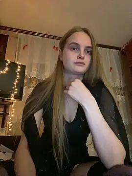 Snapshot of LunaVey chatting on 05.26.26 LunaVey online show from 05.26.26