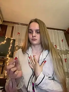 Snapshot of LunaVey chatting on 06.05.26 LunaVey online show from 06.05.26