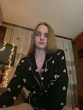 Snapshot of LunaVey chatting on 06.18.26 LunaVey online show from 06.18.26