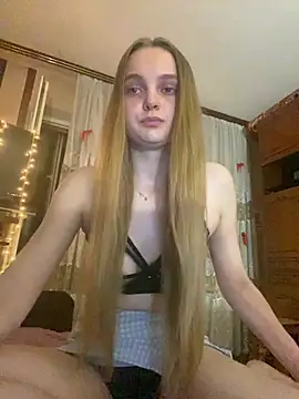 Snapshot of LunaVey chatting on 07.03.26 LunaVey online show from 07.03.26
