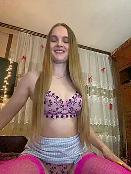Snapshot of LunaVey chatting on 07.24.26 LunaVey online show from 07.24.26