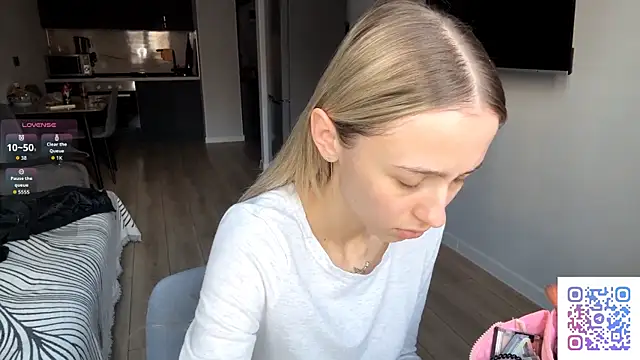 Snapshot of ClonedAge chatting on 04.13.26 ClonedAge online show from 04.13.26