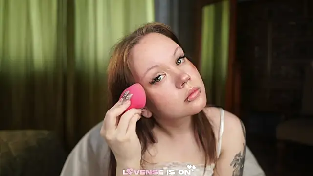 Snapshot of LeahAllsop chatting on 05.08.26 LeahAllsop online show from 05.08.26