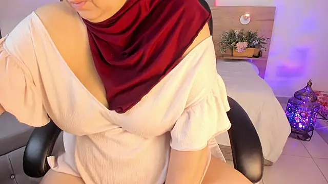 Snapshot of _Azahaaraa_ chatting on 05.30.26 Azahaaraa online show from 05.30.26