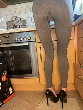 SkinnyLilly online show from 04.09.26