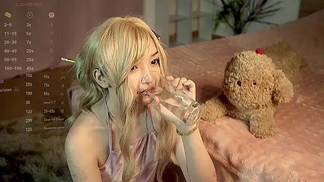 Snapshot of Linhmew chatting on 06.16.26 Linhmew online show from 06.16.26