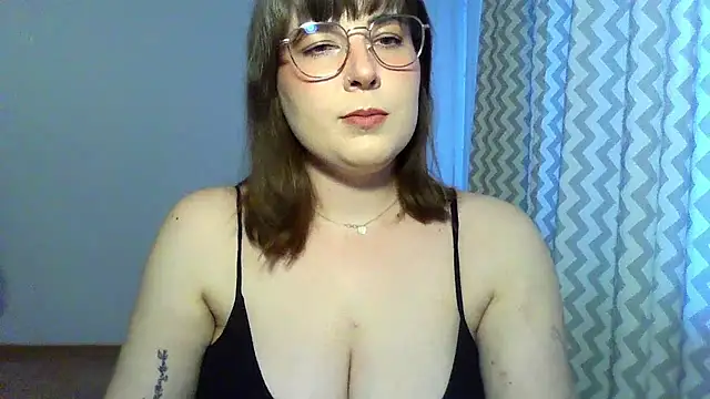Snapshot of ClaraHard chatting on 06.26.26 ClaraHard online show from 06.26.26