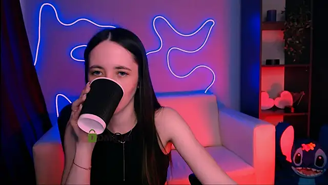Snapshot of bella_dorn chatting on 06.23.26 bella dorn online show from 06.23.26