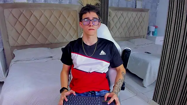 TylerCross  online show from 04.10.26