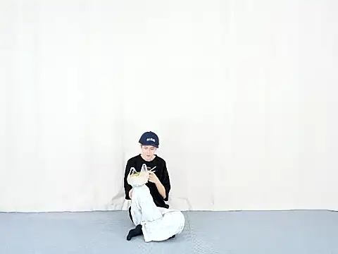 Snapshot of Vae-002 chatting on 04.21.26 Vae-002 online show from 04.21.26