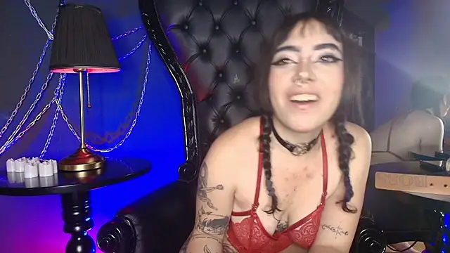 Snapshot of HoneyDemoni chatting on 04.28.26 HoneyDemoni online show from 04.28.26