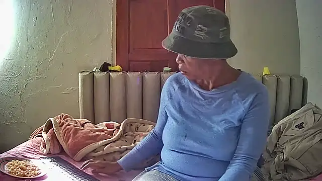 JoycyQueen online show from 04.04.26