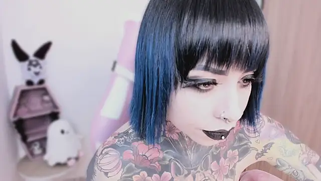 shes creepy online show from 04.28.26