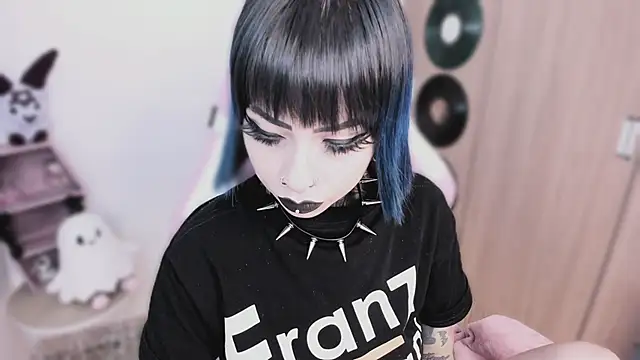 shes creepy online show from 05.05.26