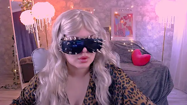 Snapshot of DaisyBloomm chatting on 03.10.26 DaisyBloomm online show from 03.10.26