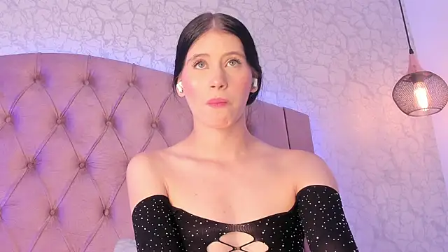 Snapshot of saraa_joness_ chatting on 07.18.26 saraa joness online show from 07.18.26