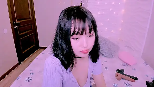 Akiko Yun online show from 01.06.26