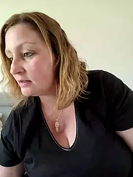 Snapshot of duotroublant chatting on 04.30.26 duotroublant online show from 04.30.26